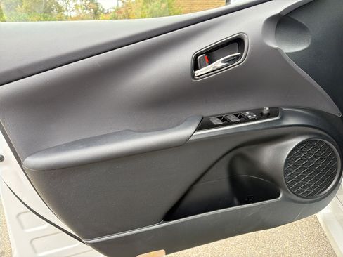 Used 2021 Toyota Prius LE image 10