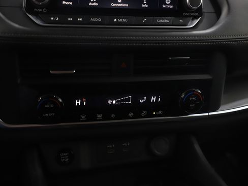 Used 2025 Nissan Rogue SV image 23