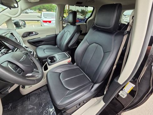 Used 2024 Chrysler Pacifica Touring-L FWD image 17