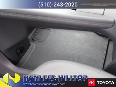 Used 2021 Toyota Sienna Limited image 15