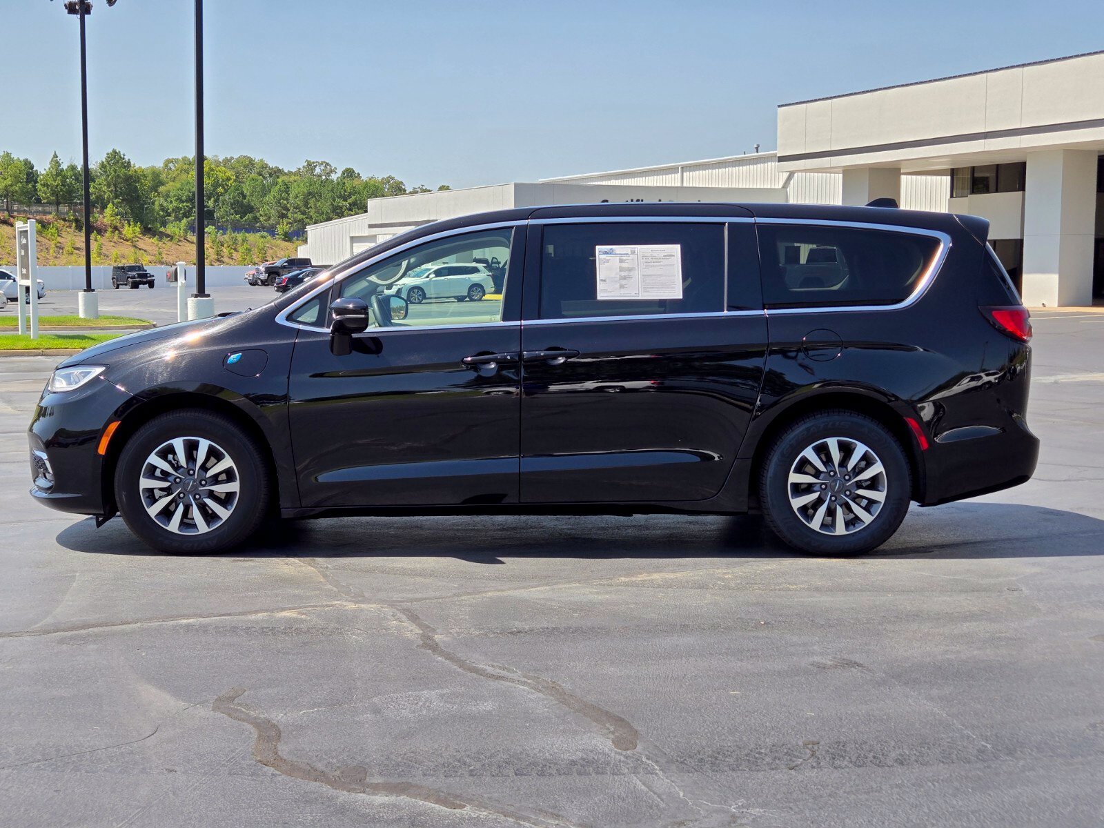 Used 2024 Chrysler Pacifica Limited FWD image 2
