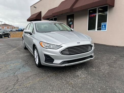 Used 2019 Ford Fusion SE image 2