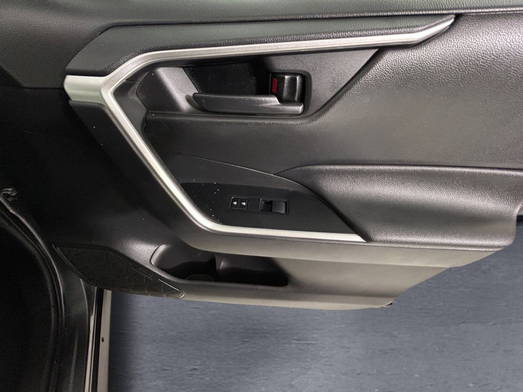 Used 2021 Toyota RAV4 LE FWD image 15