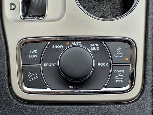 Used 2012 Jeep Grand Cherokee Overland AWD/4WD image 23
