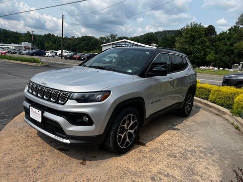 Used 2025 Jeep Compass Limited AWD/4WD image 3