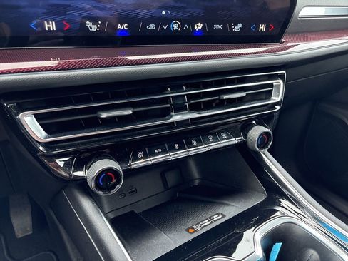 Used 2025 Chevrolet Traverse Z71 w/ Driver Confidence Package image 41