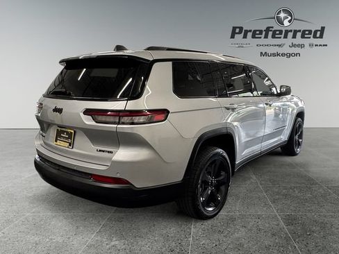Used 2022 Jeep Grand Cherokee L Limited w/ Black Appearance Package AWD/4WD image 17