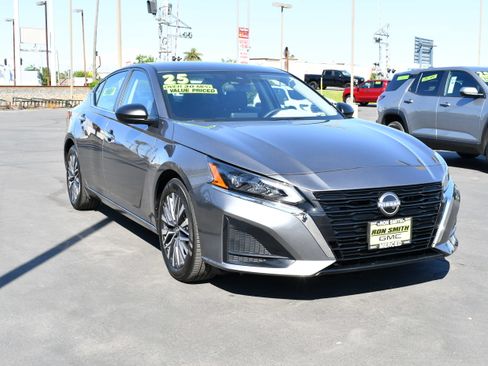 Used 2025 Nissan Altima 2.5 SV FWD image 2
