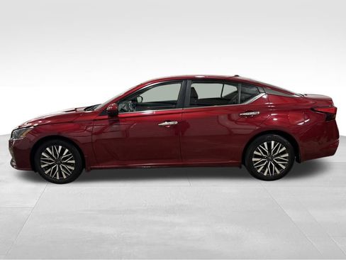 Used 2023 Nissan Altima 2.5 SV w/ SV Premium Package image 2