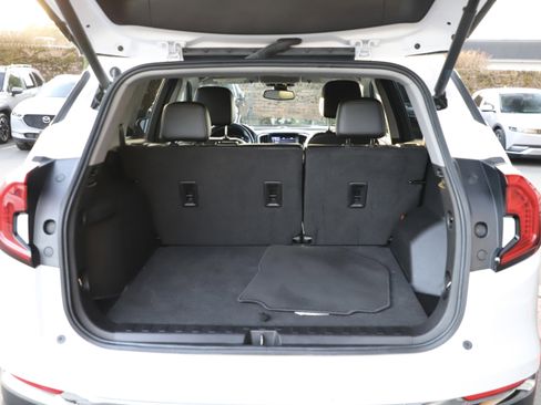 Used 2024 GMC Terrain SLT image 15