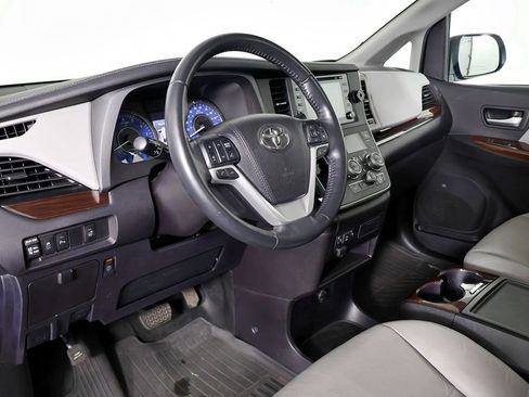 Used 2018 Toyota Sienna Limited image 26