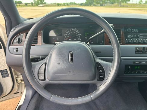 Used 1999 Lincoln Town Car Executive RWD image 17