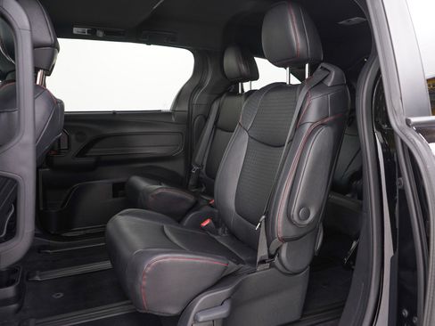 Used 2025 Toyota Sienna XSE AWD/4WD image 19