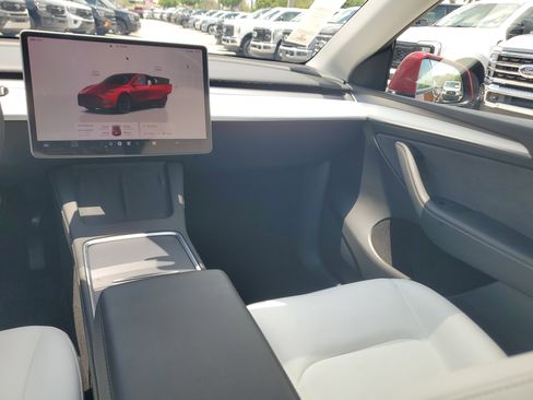 Used 2024 Tesla Model Y Long Range RWD image 16