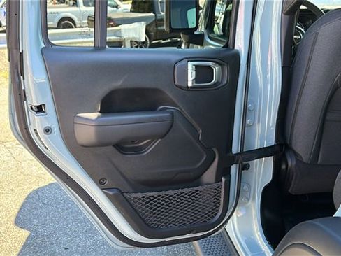 Used 2024 Jeep Wrangler Unlimited image 23