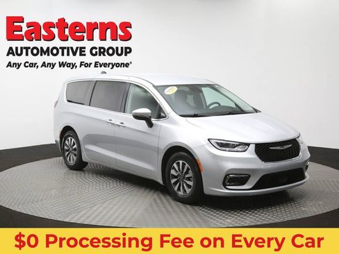 Used 2023 Chrysler Pacifica Touring-L FWD image 51