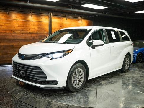 Used 2022 Toyota Sienna LE image 2