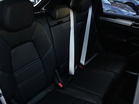 Used 2022 Porsche Cayenne Platinum Edition image 23