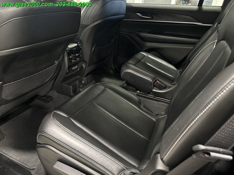 Used 2023 Jeep Grand Cherokee L Limited AWD/4WD image 9