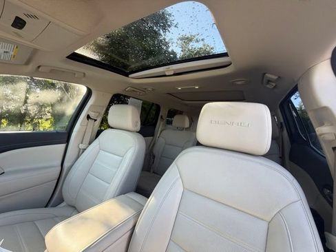 Used 2022 GMC Acadia Denali w/ Denali Ultimate Package FWD image 6