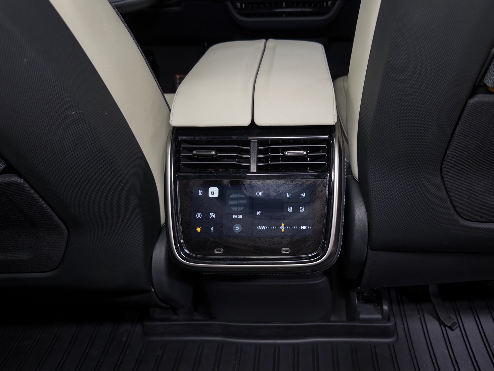 Used 2025 Rivian R1S Premium Dual AWD/4WD image 19