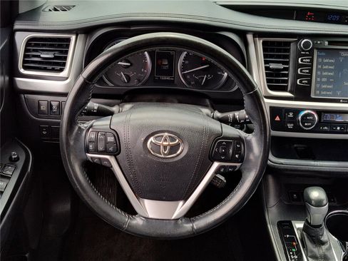 Used 2017 Toyota Highlander SE image 19