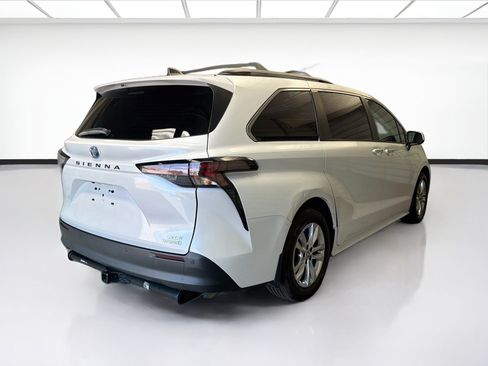 Used 2024 Toyota Sienna XLE w/ XLE Plus Package FWD image 4