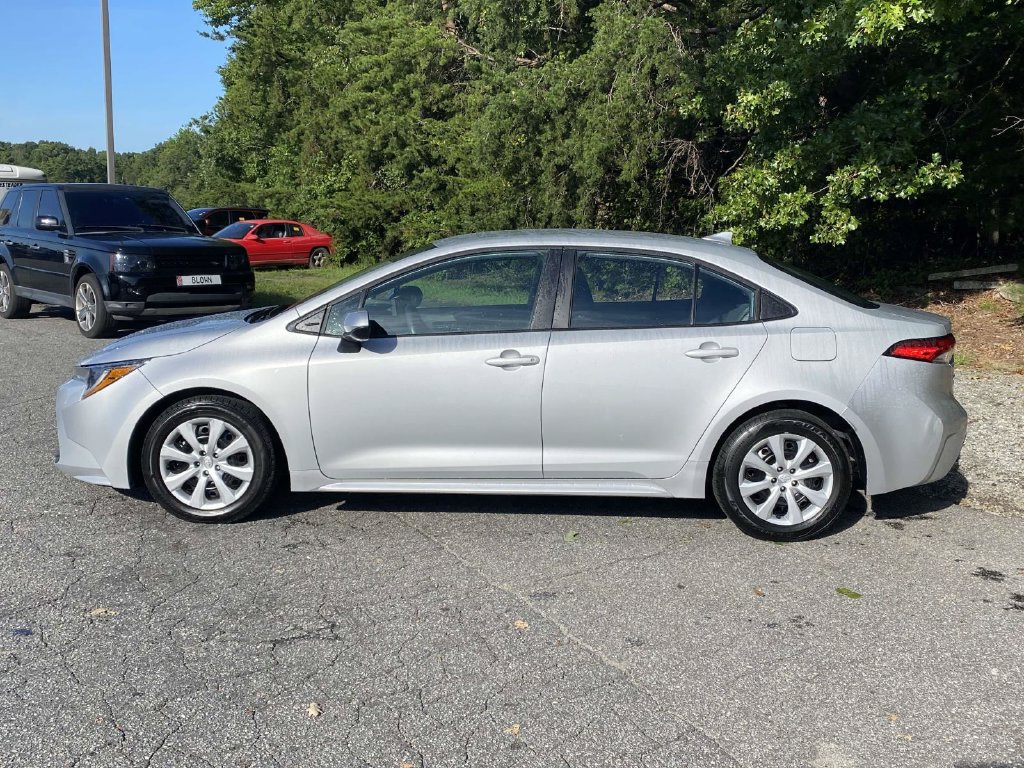 Used 2024 Toyota Corolla LE FWD image 2