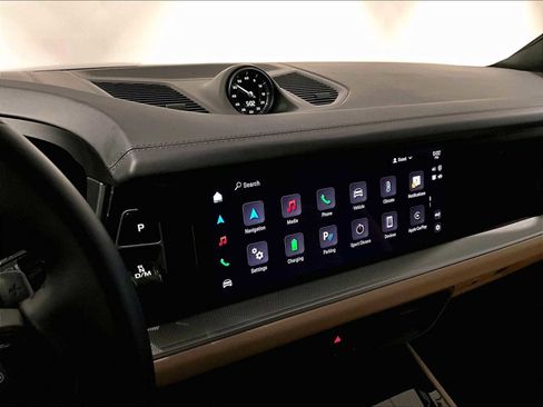 Used 2025 Porsche Cayenne S image 19