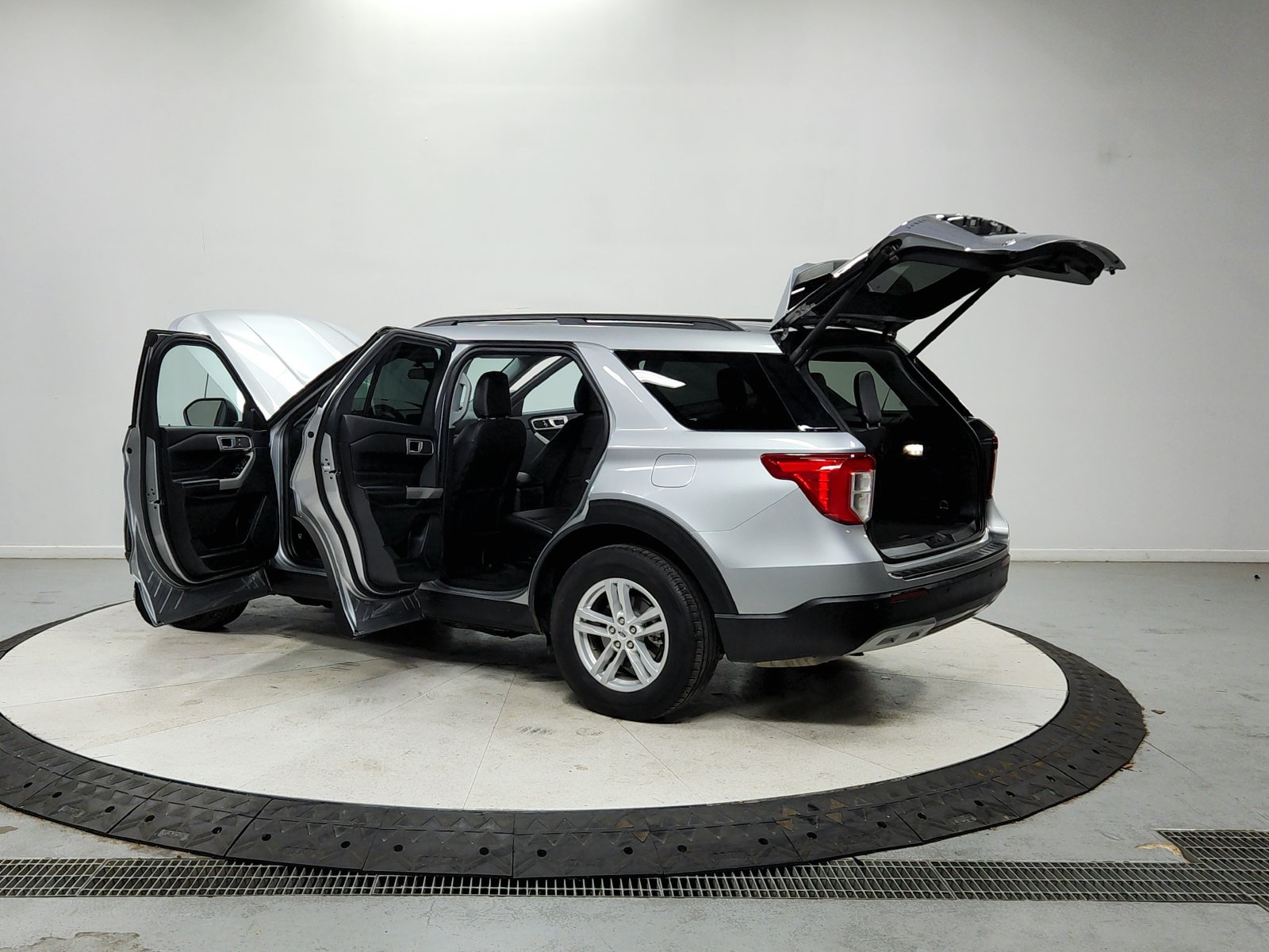 Used 2023 Ford Explorer XLT w/ Equipment Group 202A RWD image 14