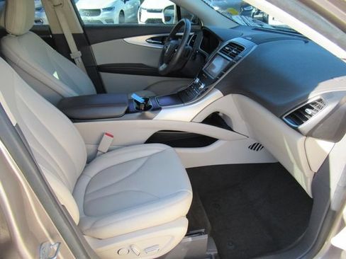 Used 2020 Lincoln Nautilus FWD image 11