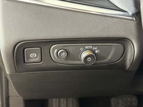 Used 2018 Buick Enclave Essence image 19