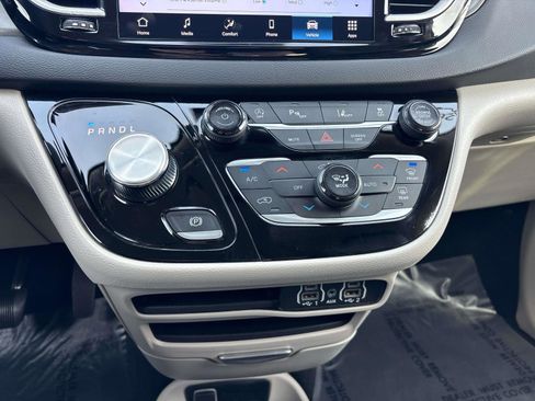 Certified 2024 Chrysler Pacifica Touring-L image 28