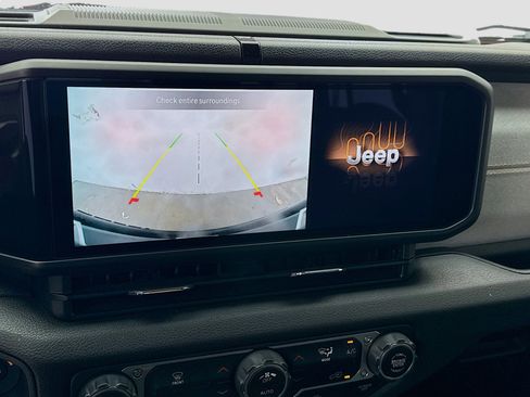 Used 2024 Jeep Wrangler Unlimited image 10