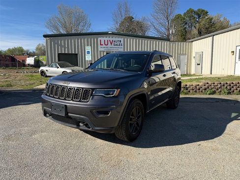 Used 2017 Jeep Grand Cherokee Laredo image 1