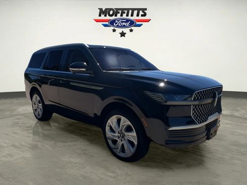 Used 2025 Lincoln Navigator Reserve AWD/4WD image 7