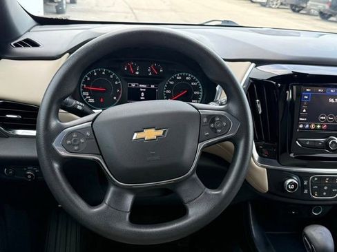 Used 2022 Chevrolet Traverse LS FWD image 18