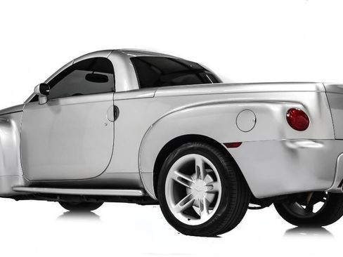 Used 2004 Chevrolet SSR w/ Preferred Equipment Group image 4