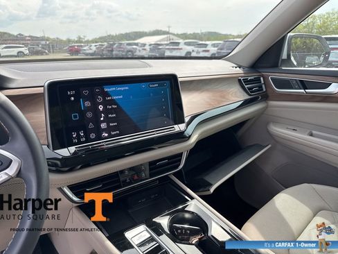 Used 2024 Volkswagen Atlas SE w/ Panoramic Sunroof Package image 16