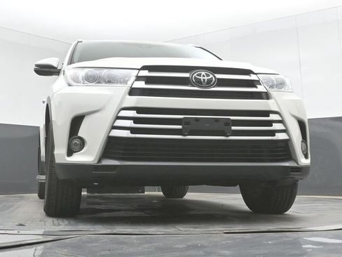 Used 2019 Toyota Highlander XLE w/ Carpet Mat Package (TMS) AWD/4WD image 28