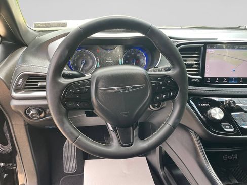 Used 2025 Chrysler Pacifica Limited FWD image 25