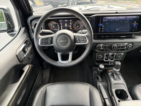 Used 2024 Jeep Wrangler Unlimited Sahara w/ Technology Group AWD/4WD image 23