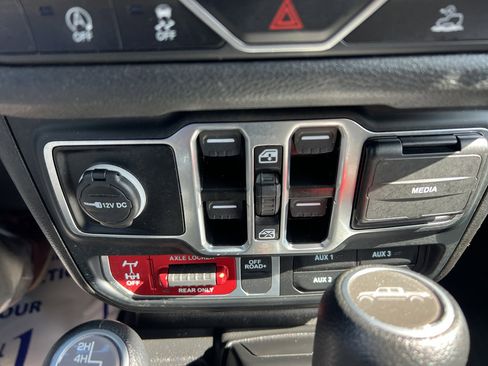 Certified 2024 Jeep Gladiator Sport image 32