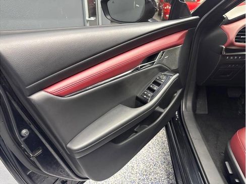 Used 2021 MAZDA MAZDA3 Hatchback w/Premium Plus Pkg image 14