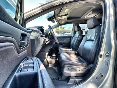 Used 2019 Honda Odyssey Touring image 2