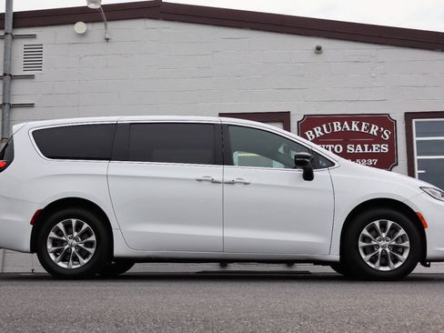 Used 2025 Chrysler Pacifica Select AWD/4WD image 1