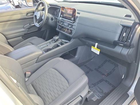 Used 2025 Nissan Pathfinder S image 16