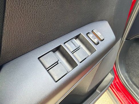 Used 2018 Toyota RAV4 LE AWD/4WD image 14