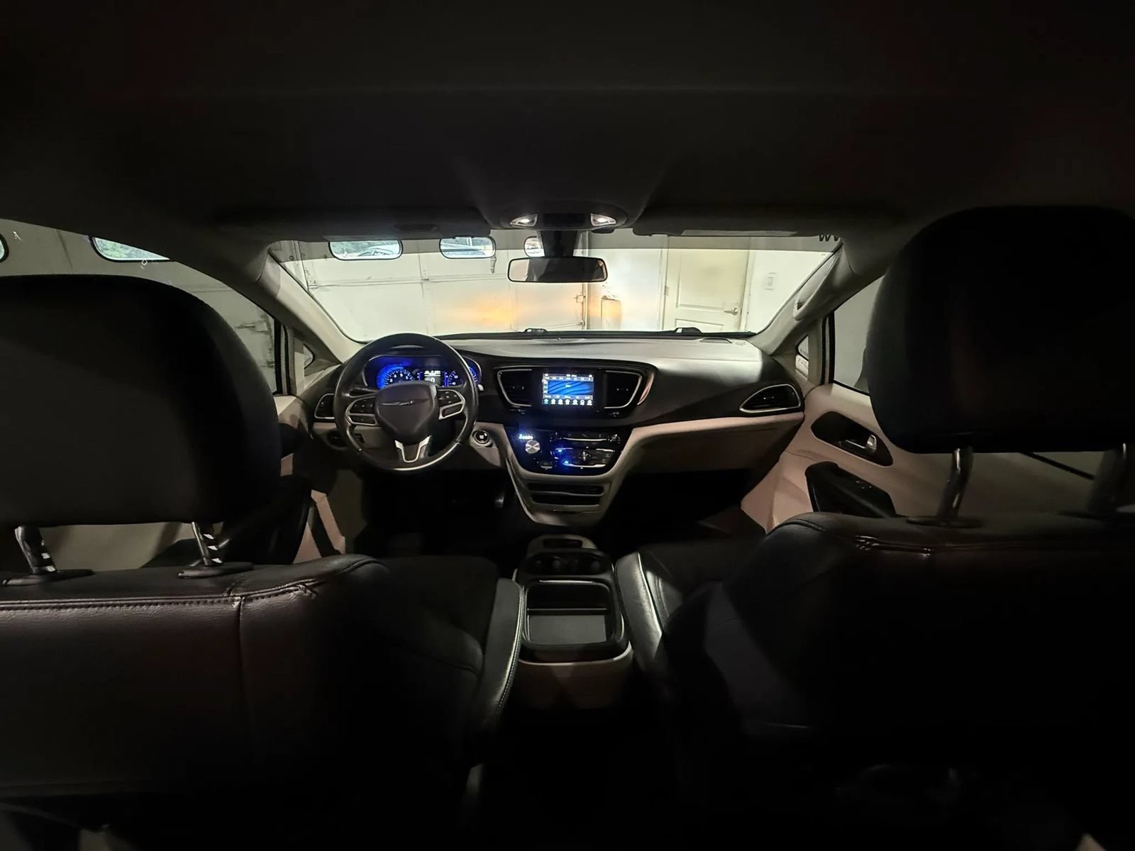 Used 2018 Chrysler Pacifica Touring-L FWD image 43