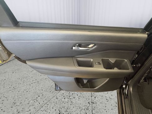 Used 2025 Nissan Pathfinder SL FWD image 23